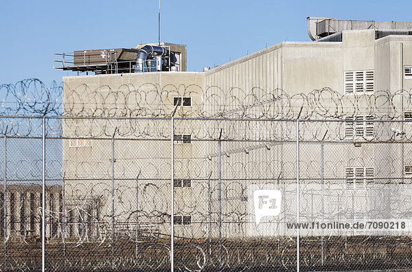 Gebäude  Zaun  Metalldraht  groß  großes  großer  große  großen  Komplexität  Personal  Stacheldraht  Gefängnis