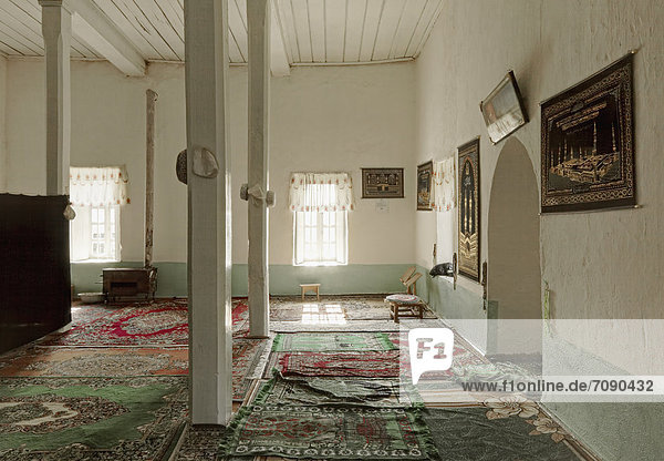 Boden  Fußboden  Fußböden  liegend  liegen  liegt  liegendes  liegender  liegende  daliegen  Wand  Zeichen  Säule  Teppichboden  Teppich  Teppiche  Gemälde  Bild  Moschee