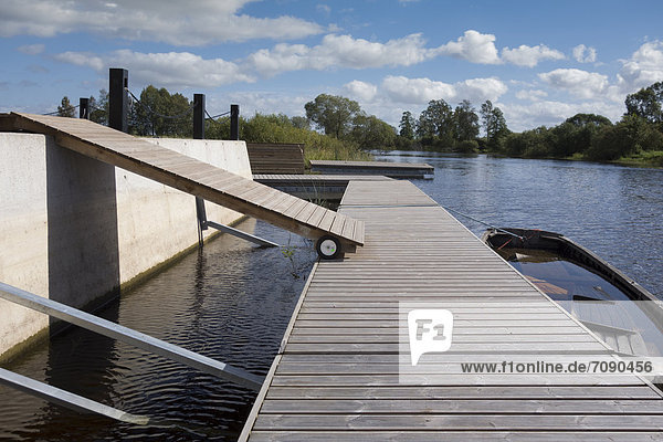 See Boot vertäut Fluss Holz Kai Steg Estland