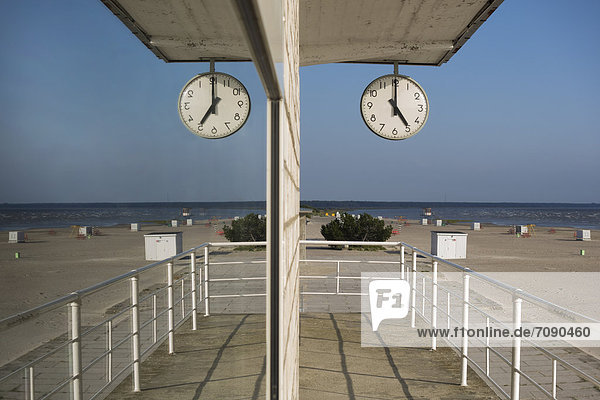 Spiegelung  Strand  Gebäude  Stadt  Uhr  frontal  Urlaub  Riga  Hauptstadt  Balustrade  Spiegel