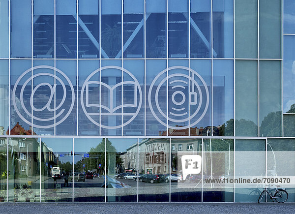 Außenaufnahme  Glas  Symbol  Gebäude  Stadt  Spiegelung  Geschichte  Bibliotheksgebäude  eingravieren  modern