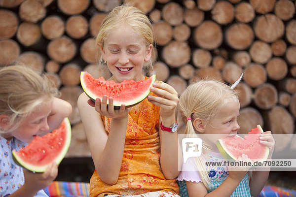 Mädchen essen Wassermelone