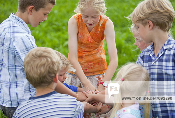 Deutschland  Bayern  Kindergruppe beim Händchenhalten