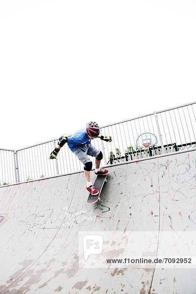 Frankreich  Boy Skateboarding auf der Sportrampe