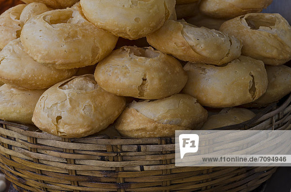 Puri  frittiertes Brot  das in den Straßen von Kolkata  Kalkutta  verkauft wird  Indien  Asien