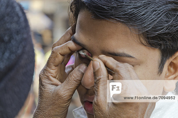 Augenreiniger mit einem Kunden in den Straßen von Kolkata  Kalkutta  Indien  Asien