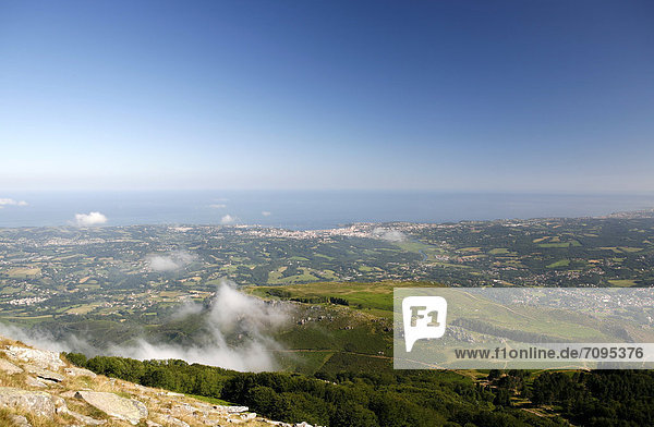 Landschaft am Berg La Rhune  Blick auf die Atlantikküste und Saint-Jean-de-Luz  baskisch: Donibane Lohizune  Baskenland  Pyrenäen  Region Aquitanien  DÈpartement PyrÈnÈes-Atlantiques  Frankreich  Europa