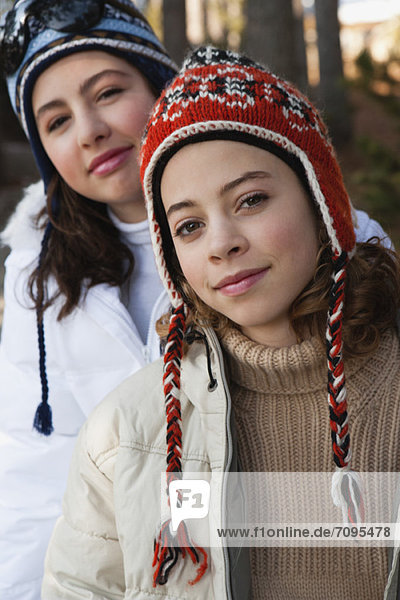 Preteen Mädchen und Freundin mit Strickmützen  Portrait