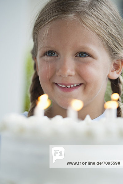 Kleines Mädchen mit Geburtstagskuchen