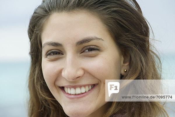 Junge Frau lächelnd  Portrait