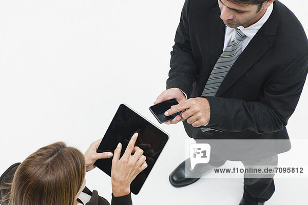 Geschäftsfrau mit digitalem Tablett  Geschäftsmann mit Smartphone