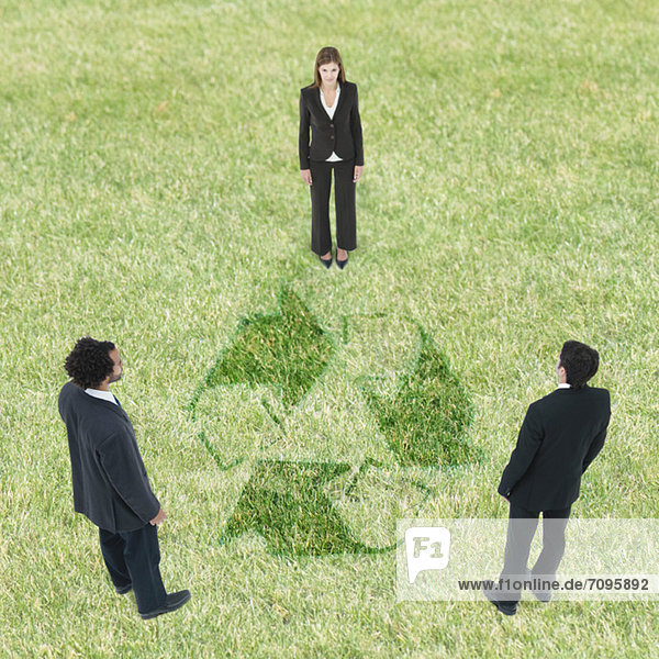 Führungskräfte der Wirtschaft arbeiten zusammen und setzen sich für Umweltfragen ein  indem sie sich für Recycling einsetzen.
