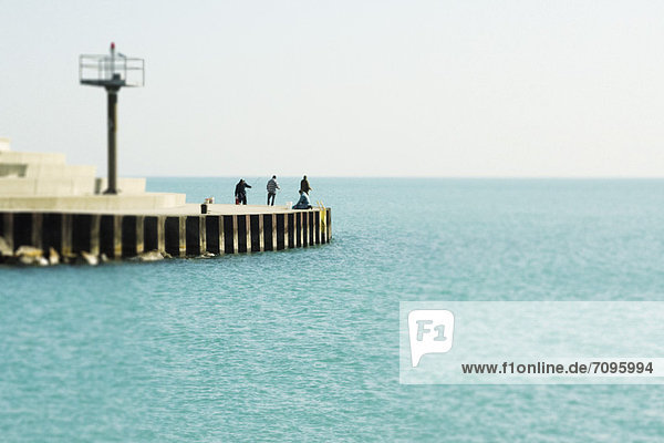 Lachsfischer am Ufer des Lake Michigan Chicago Lake View