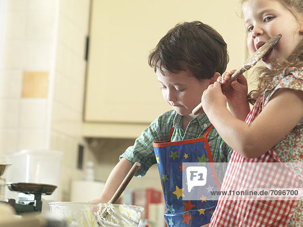 Kinder beim gemeinsamen Backen in der Küche