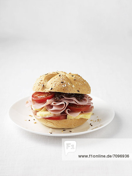 Schinken-Tomaten-Sandwich auf Teller