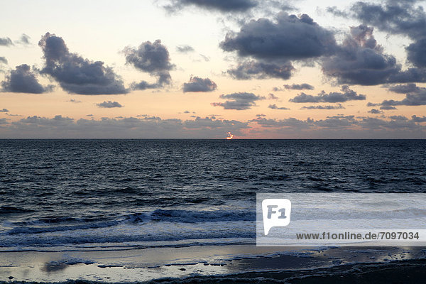 Sonnenuntergang am Atlantik  französische Atlantikküste bei Saint-Jean-de-Luz  Region Aquitanien  DÈpartement PyrÈnÈes-Atlantiques  Frankreich  Europa