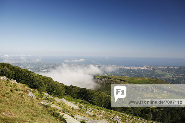 Landschaft am Berg La Rhune  905m  Baskenland  Pyrenäen  Region Aquitanien  DÈpartement PyrÈnÈes-Atlantiques  Frankreich  Europa