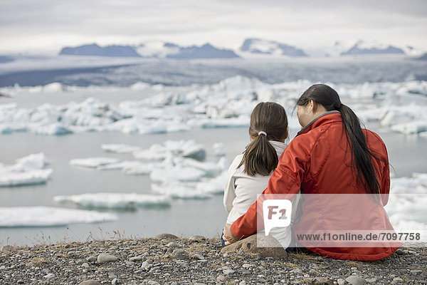 Mutter und Tochter bewundern Gletscher