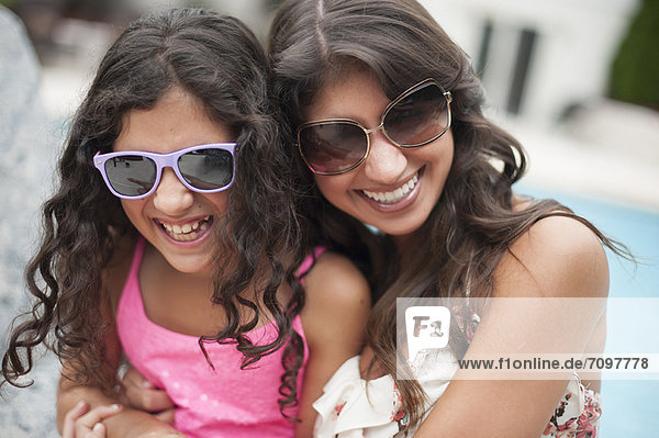 Mutter und Tochter mit Sonnenbrille