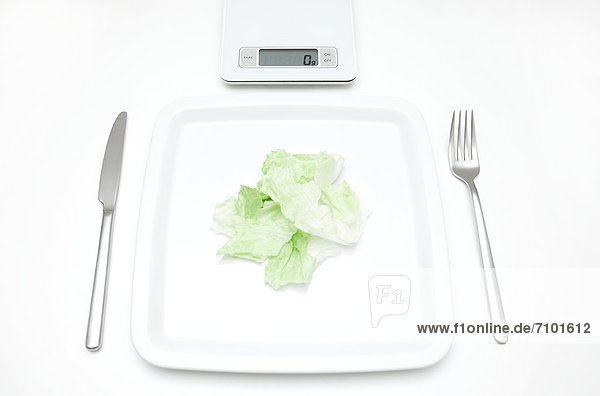 Teller mit Salat und Waage