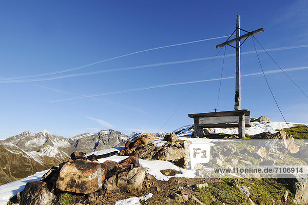Berglandschaft mit Gipfelkreuz im Naturpark Rieserferner Ahrn  Südtirol  Italien