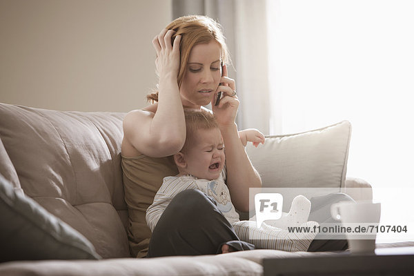 Handy  weinen  Europäer  sprechen  Sohn  halten  Mutter - Mensch