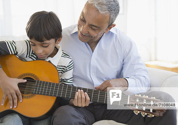 sehen  Hispanier  Enkelsohn  Großvater  Gitarre  spielen