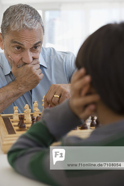 Hispanier  Enkelsohn  Großvater  Schach  spielen