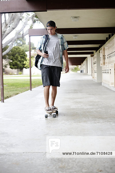 Jugendlicher  Europäer  fahren  Skateboard