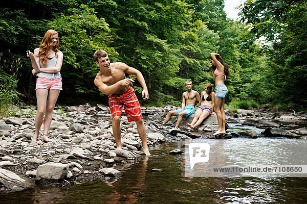 Fünf Freunde spielen am Fluss