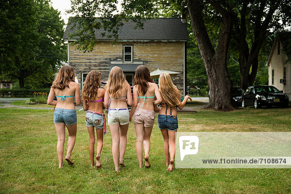 Fünf Mädchen in Bikini-Tops und Shorts  Rückansicht