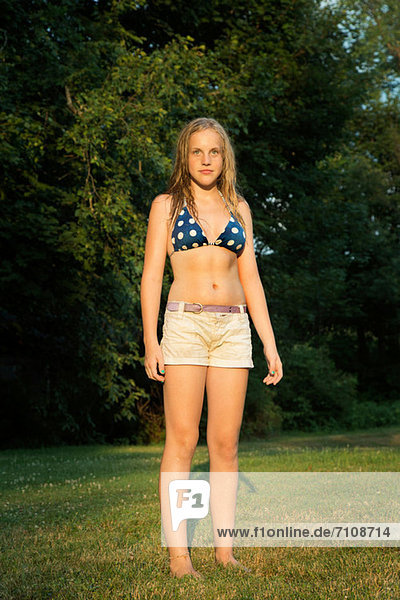 Portrait eines Mädchens mit Bikini-Top und Shorts