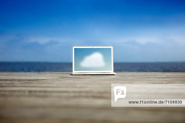 Wolkensymbol auf einem Laptop am Pier