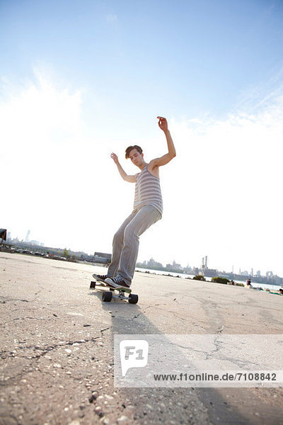 Junger Mann beim Skateboarden