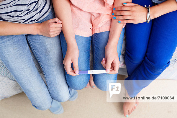Teenager-Mädchen mit Schwangerschaftstest