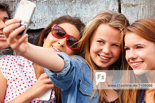 Teenager-Mädchen machen ein Foto von sich selbst auf dem Smartphone