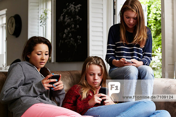 Teenager-Mädchen mit Mobiltelefonen