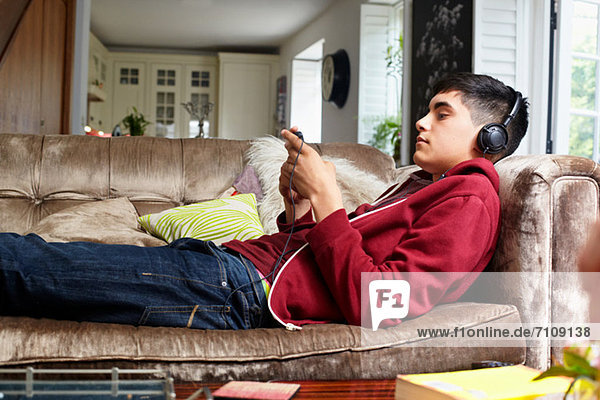 Teenager-Junge auf dem Sofa  Musik hören