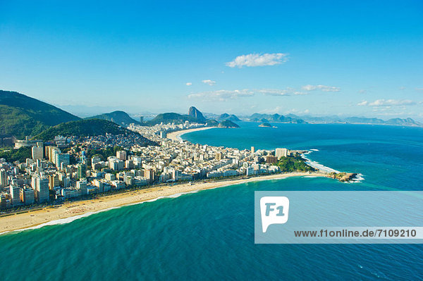 Luftaufnahme der Strände von Ipanema und Copacabana  Rio de Janeiro  Brasilien