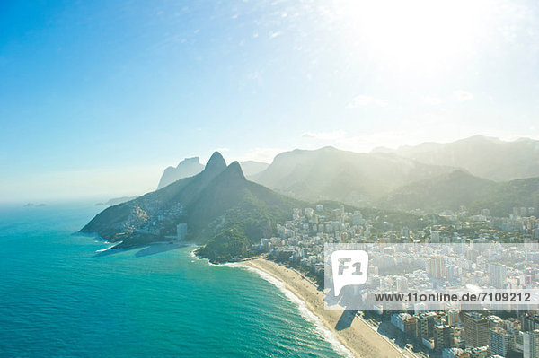 Luftbild von Ipanema Beach und Morro Dois Irmaos  Rio de Janeiro  Brasilien