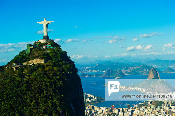 Christus der Erlöser mit Blick auf Rio de Janeiro und den Zuckerhut  Brasilien