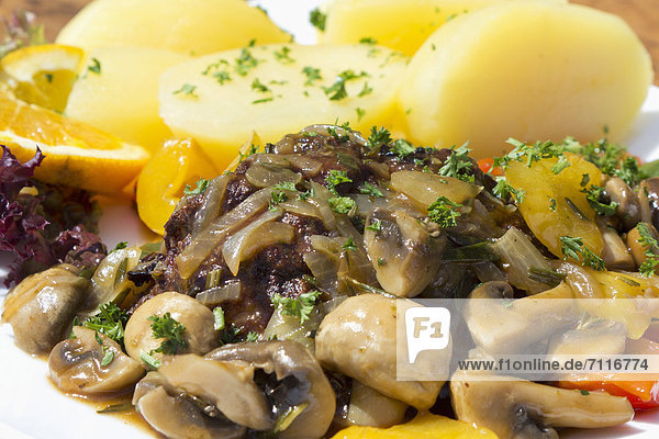 Hackbraten mit Champignon-Paprika-Gemüse und Salzkartoffeln