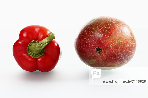 Rotes Gemüse und Obst  rote Paprika und Mango