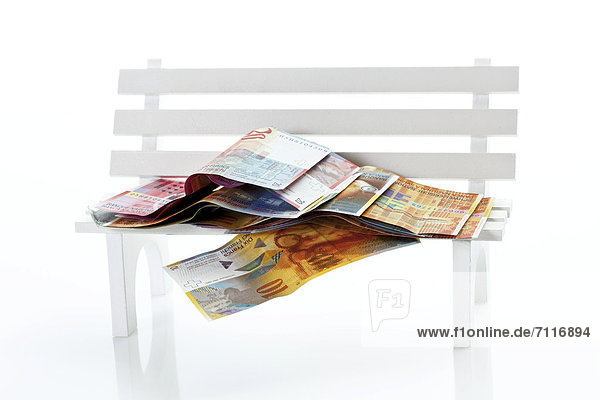 Schweizer Banknoten,  Franken-Scheine,  auf Holzbank