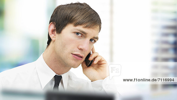 Telefonierender Geschäftsmann  Portrait  ernst  konzentriert
