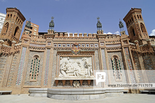 Wandbild Die Liebenden und Brunnen  Freitreppe La Escalinata  Mudejar-Architektur  Teruel  Unesco Weltkulturerbe  Aragonien  Spanien  Europa  ÖffentlicherGrund