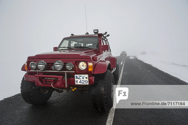 Super Jeep auf der Straße  Winterlandschaft  Süd-Island  Su_land  Island  Europa