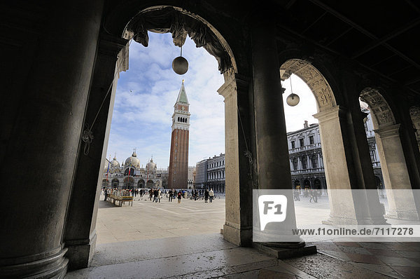 Markusplatz  Markusturm Campanile San Marco und Prokuratien  Venedig  Venezia  Venetien  Italien  Europa