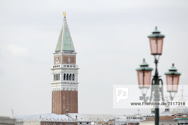 Straßenlaterne  Markusturm Campanile San Marco Venedig  Venezia  Venetien  Italien  Europa