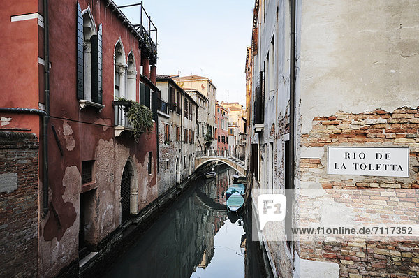 Bridge and houses on the canal Rio de la Toletta  Dorsoduro quarter  Venice  UNESCO World Heritage Site  Veneto  Italy  Europe